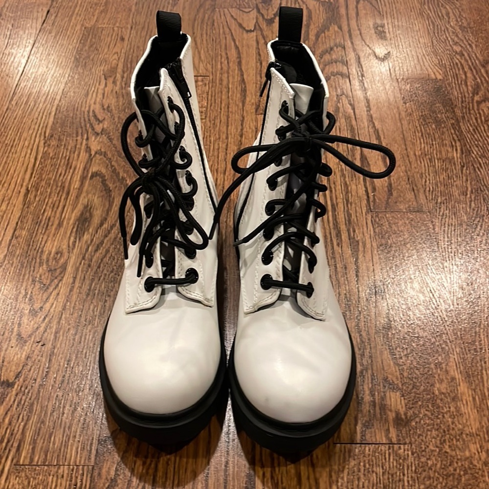 J Adams white moto boots with black bottoms and laces size 7